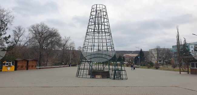 В Тараклия започнаха да монтират коледната елха