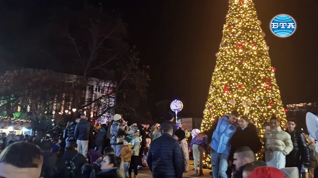 Стотици се събраха за запалването на коледните светлини на елхата в Пазарджик