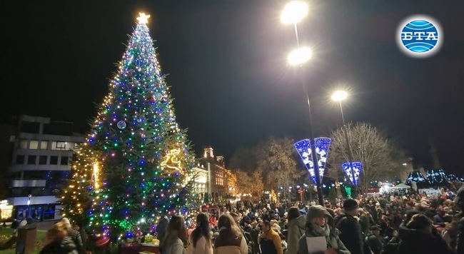 Светлините на коледната елха грейнаха тази вечер в Русе