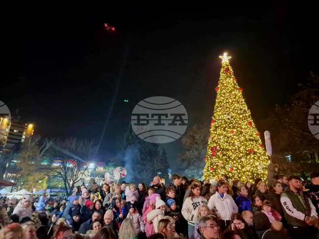 Стотици се събраха за запалването на коледните светлини на елхата в Пазарджик