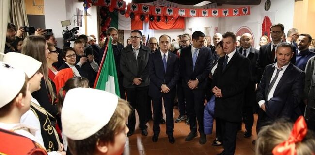 АТА: Президентът на Албания Байрам Бегай се срещна с деца и родители от албанско училище в Болоня