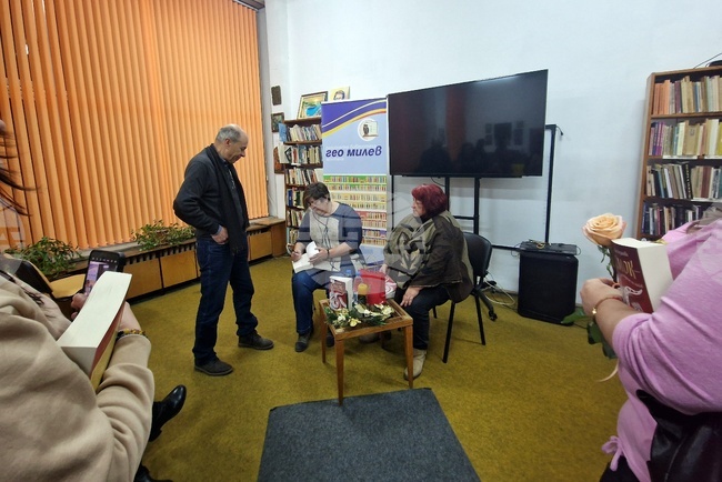 Писателката Ели Лозанова представи дебютния си роман „Смок“ в Монтана 