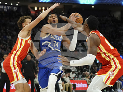 Hawks Bucks Basketball