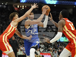 Hawks Bucks Basketball