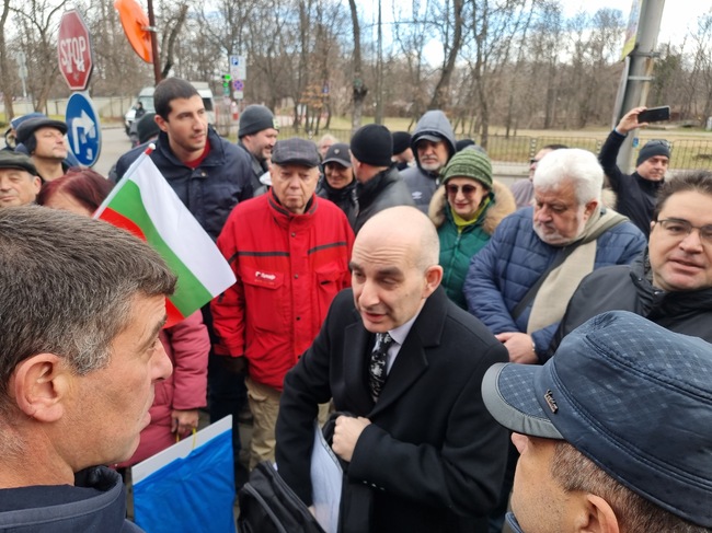 Граждани се събраха на протест в защита на журналиста Петър Волгин и на контрапротест срещу него пред БНР