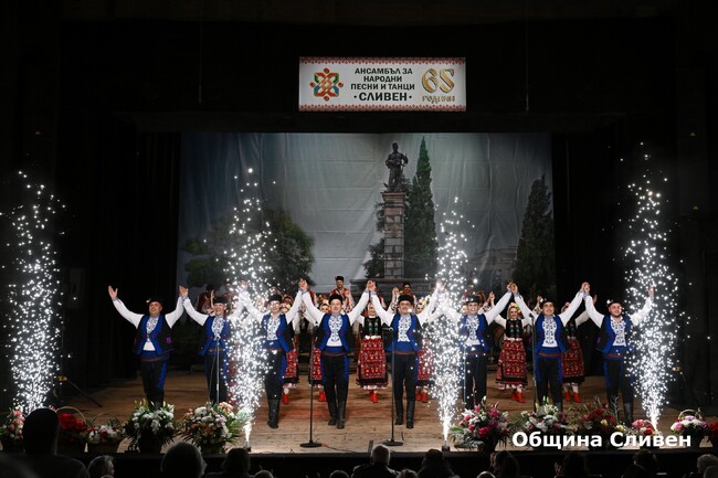 Община Сливен: Народният ансамбъл на Сливен отбеляза 65 години с пълна зала и нестихващи аплодисменти