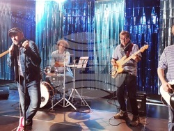 Децата от вокална студия „Дъга“ участват в новия видеоклип на Стефан Вълдобрев и „Обичайните заподозрени“. Снимка: екип