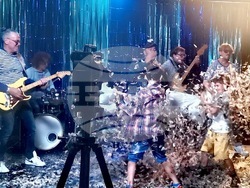 Децата от вокална студия „Дъга“ участват в новия видеоклип на Стефан Вълдобрев и „Обичайните заподозрени“. Снимка: екип