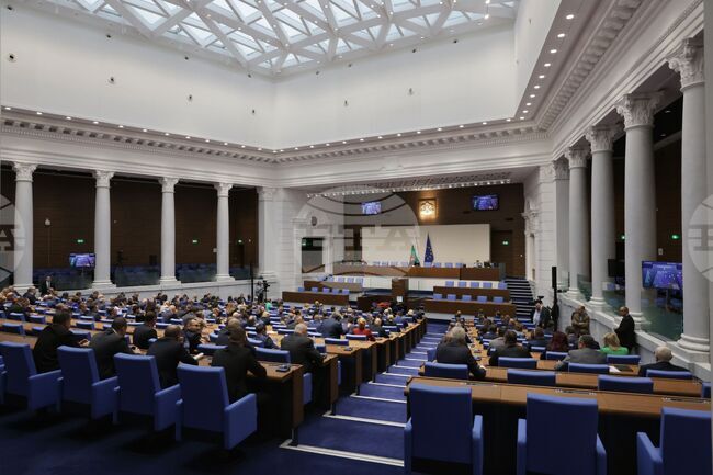 Депутатите удължиха работното си време в началото на днешното заседание до изчерпване на дневния ред