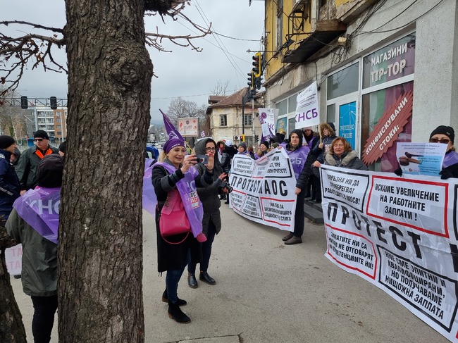 Работещи в структури към Министерството на околната среда и водите блокираха кръстовище в София