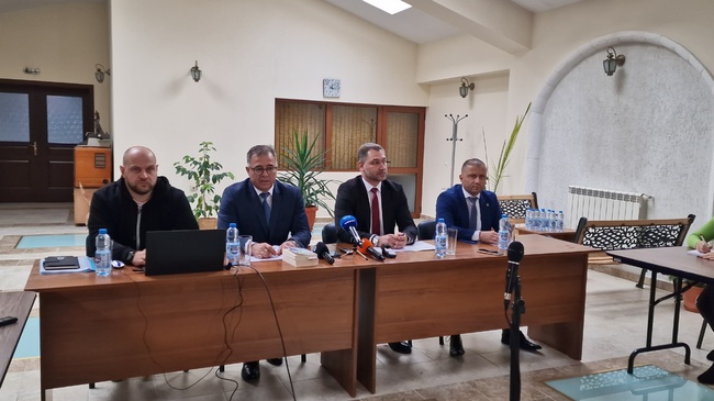 При спецоперация на ГДБОП са открити над 280 бойни оръжия, двама мъже са арестувани, съобщи на брифинг окръжният прокурор на Смолян