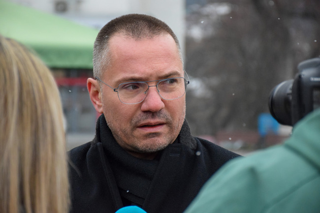 Дали ще ходим днес в Скопие ще решим в зависимост от обстановката по границата, коментира в Благоевград евродепутатът Ангел Джамбазки