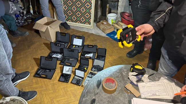 В цялата страна разпитват купувачи, свързани с престъпна схема за преработка и търговия с огнестрелни оръжия