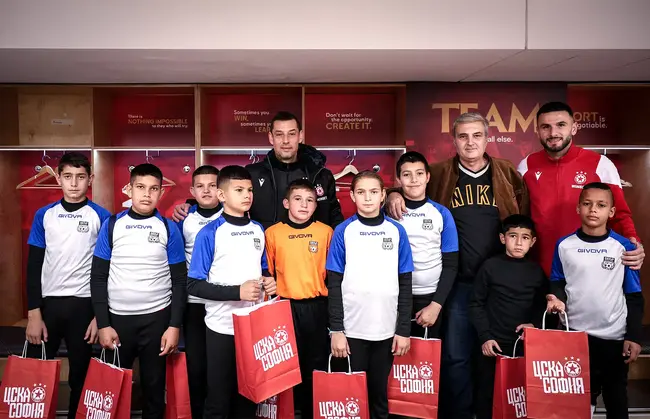 ЦСКА зарадва малките футболисти от Вихър (с.Камено поле)ЦСКА зарадва малките футболисти от Вихър (с.Камено поле)