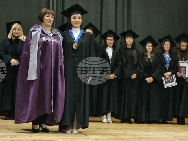 Над 70 абсолвенти от филиал „Любен Каравелов“ в Кърджали получиха дипломи за висше образование