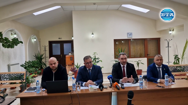 При спецоперация на ГДБОП са открити над 280 бойни оръжия, двама мъже са арестувани, съобщи на брифинг окръжният прокурор на Смолян