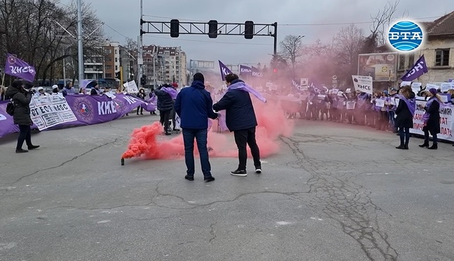 Работещи в структури към Министерството на околната среда и водите блокираха кръстовище в София