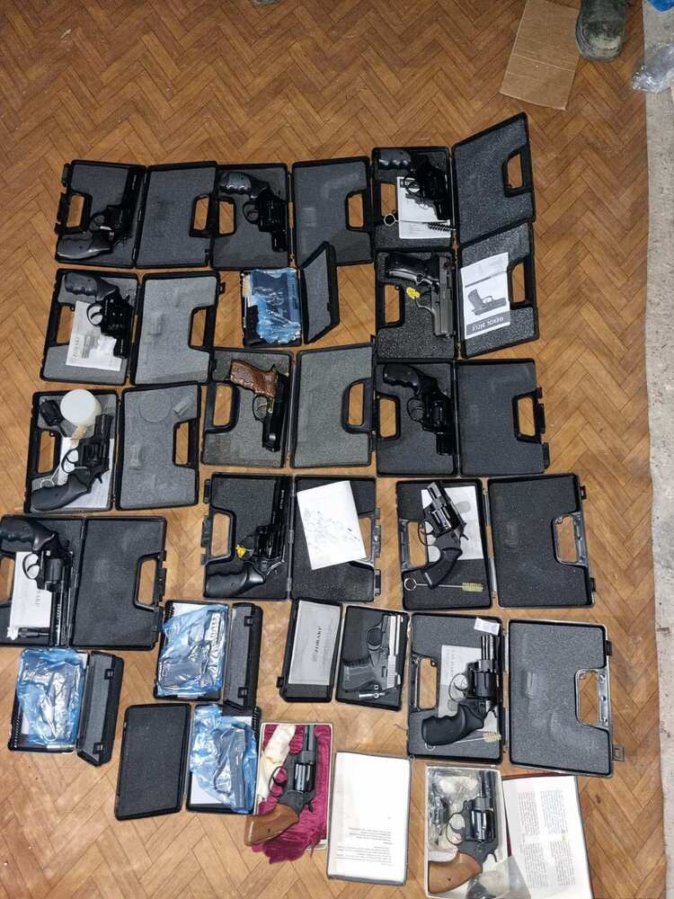 Районна прокуратура-Смолян привлече като обвиняеми и задържа двама мъже за търговия и държане на над 250 незаконни огнестрелни оръжия и на боеприпаси