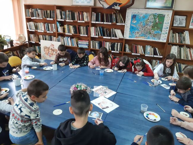 Ученици се включиха в коледни работилници в детския отдел на библиотеката към Народно читалище „Добри Войников - 1856" в Шумен