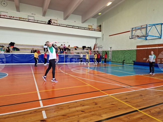Традиционният коледен учителски турнир в Разград започна със срещи по бадминтон