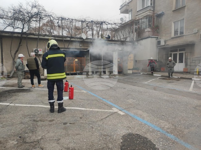 Пожар пламна в трафопост в центъра на Ямбол