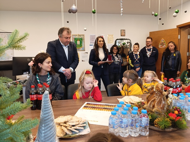 Кметът на Шумен проф. Христо Христов връчи благодарствено писмо и плакет на скаутите 