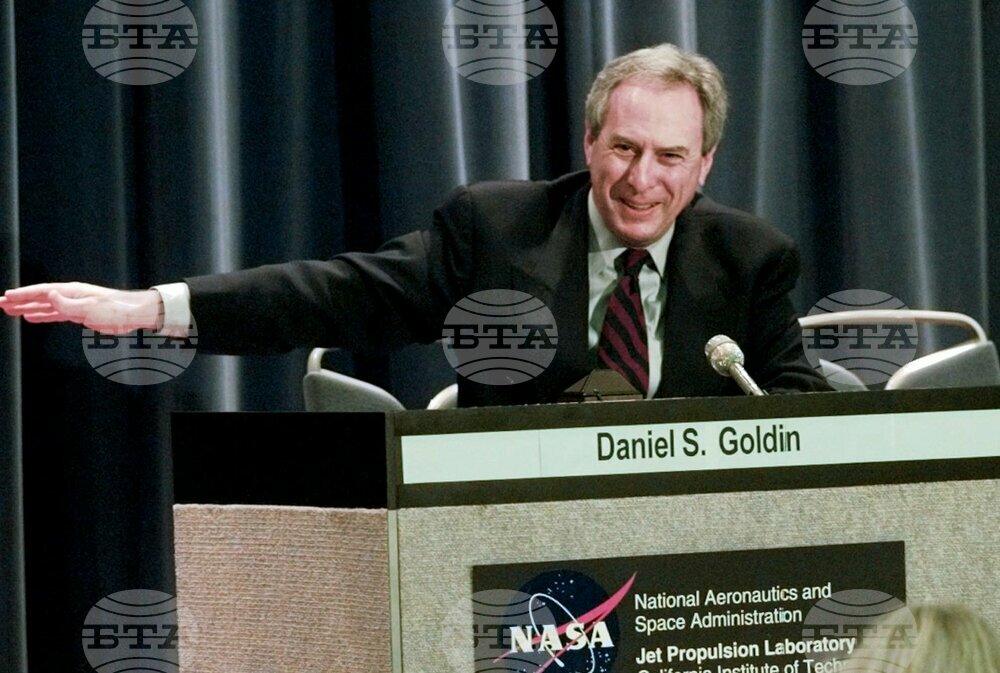 Космическият кораб „Галилео“ навлиза в орбита около Юпитер на 7 декември 1995 г.