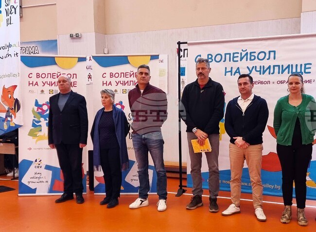 Модератори по проекта "С волейбол на училище" гостуваха в две видински училища