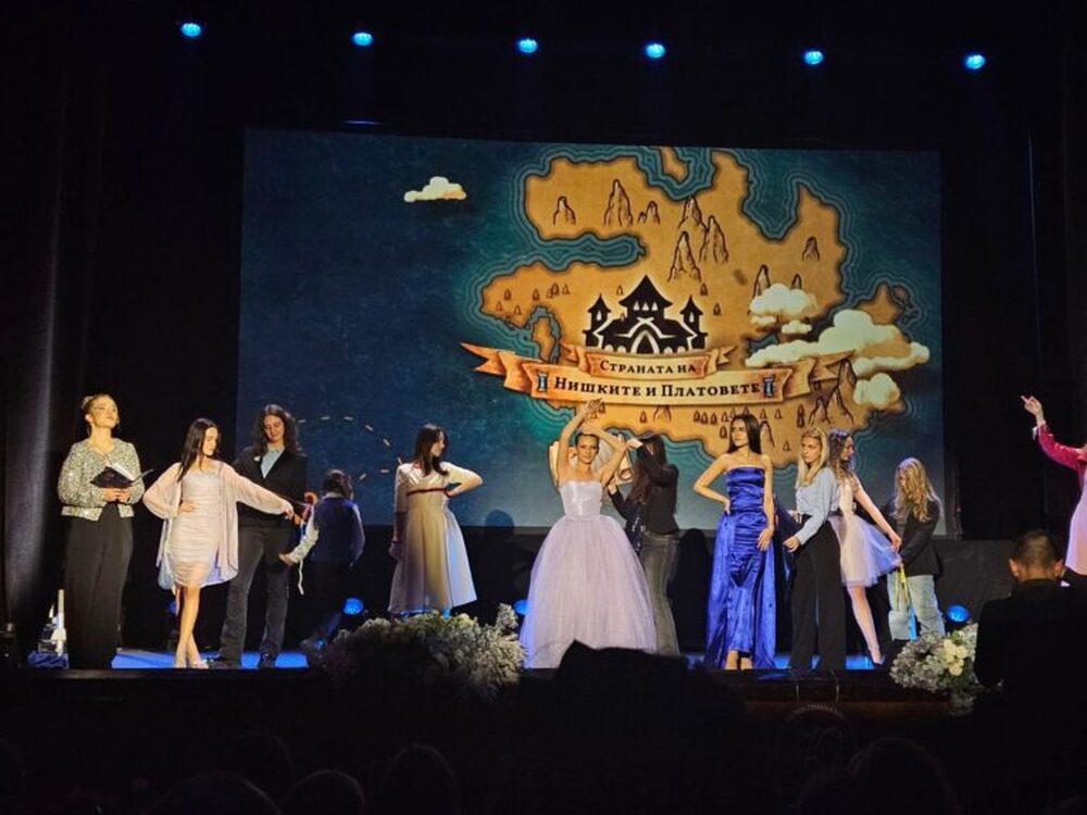 Ученици от гимназията "Елисавета Вазова" показаха уменията си по дизайн в иновативен спектакъл за 70-годишнината на училището 