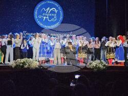  Ученици от столичната Професионална гимназия по дизайн "Елисавета Вазова" показаха уменията си по дизайн в иновативен спектакъл за 70-годишнината на училището. Снимка: МОН