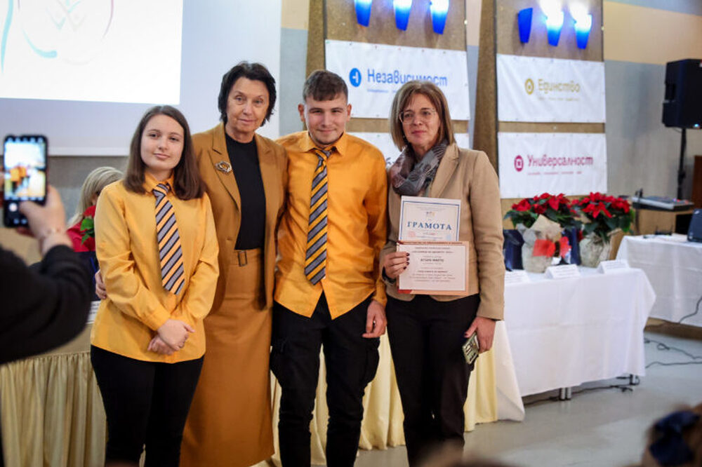 Зам.-министърът на образованието Емилия Лазарова награди ученици за участието им в Националния ученически конкурс ''Посланици на здравето''