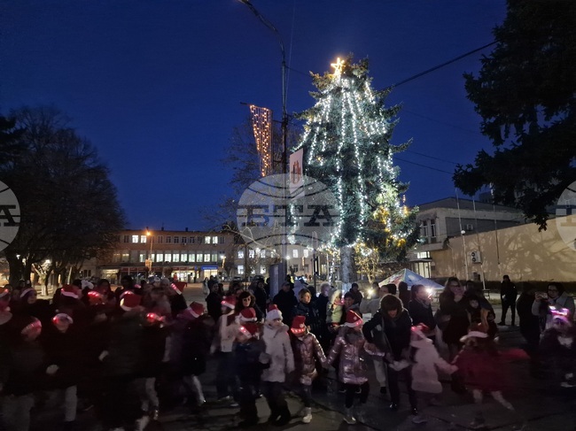 Светлините на коледната елха грейнаха тази вечер в Кубрат