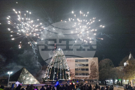 Крайморските общини в област Добрич запалиха коледните светлини