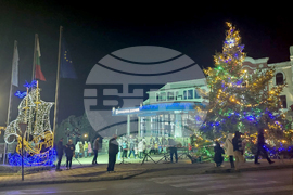 Крайморските общини в област Добрич запалиха коледните светлини