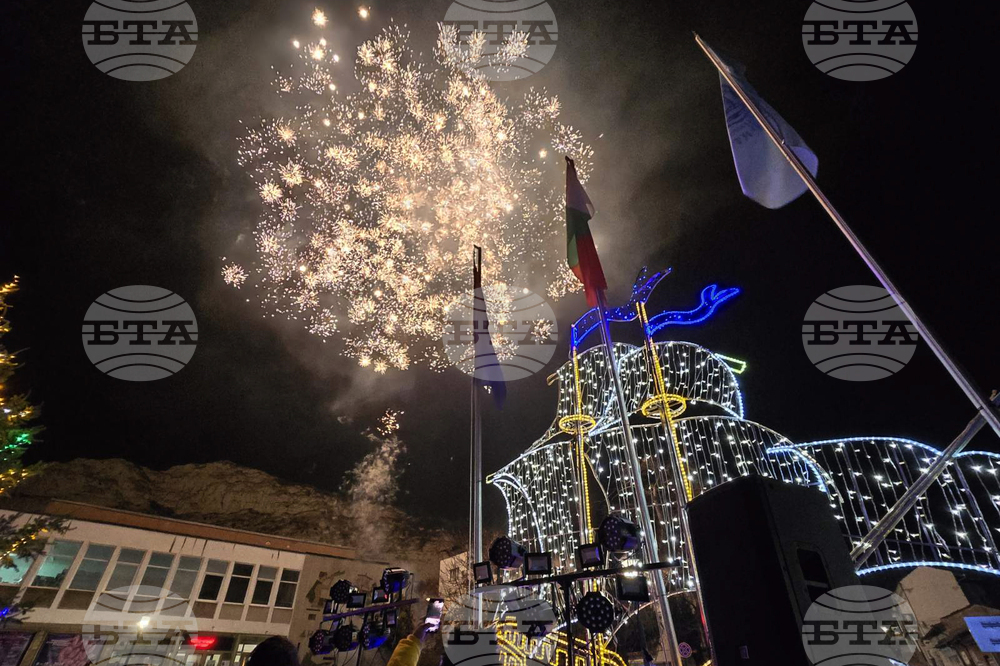 Крайморските общини в област Добрич запалиха коледните светлини