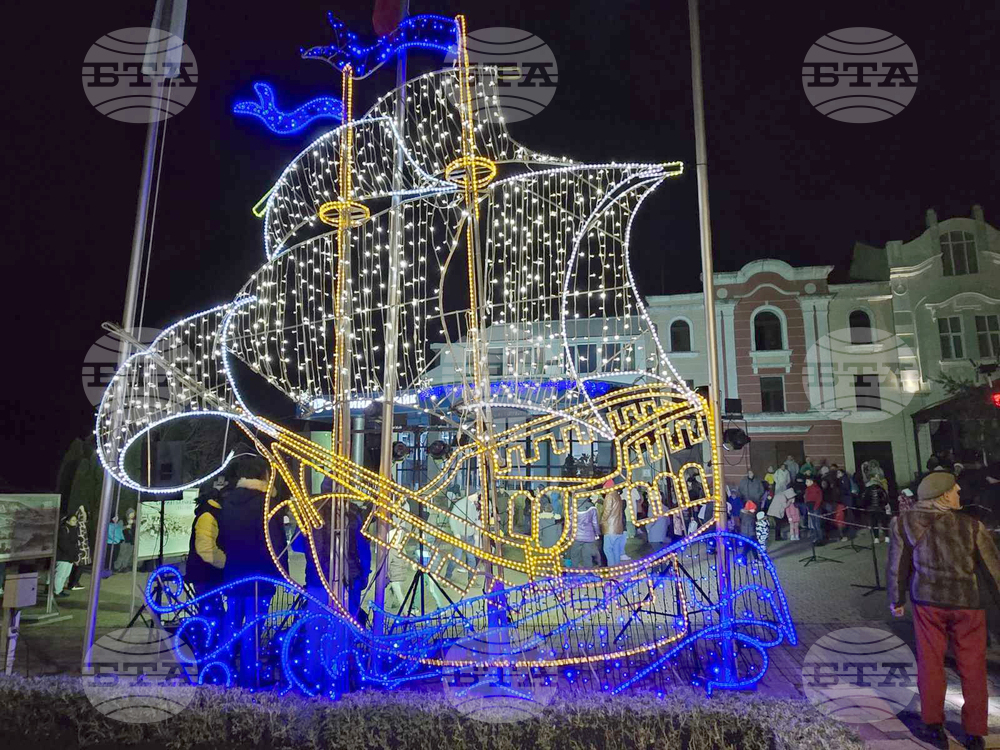 Крайморските общини в област Добрич запалиха коледните светлини