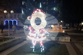 Троян - Коледа - елха - светлини - запалване