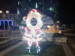 Троян - Коледа - елха - светлини - запалване