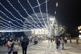 Троян - Коледа - елха - светлини - запалване