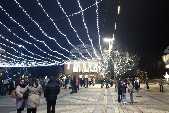 Троян - Коледа - елха - светлини - запалване