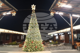 Троян - Коледа - елха - светлини - запалване