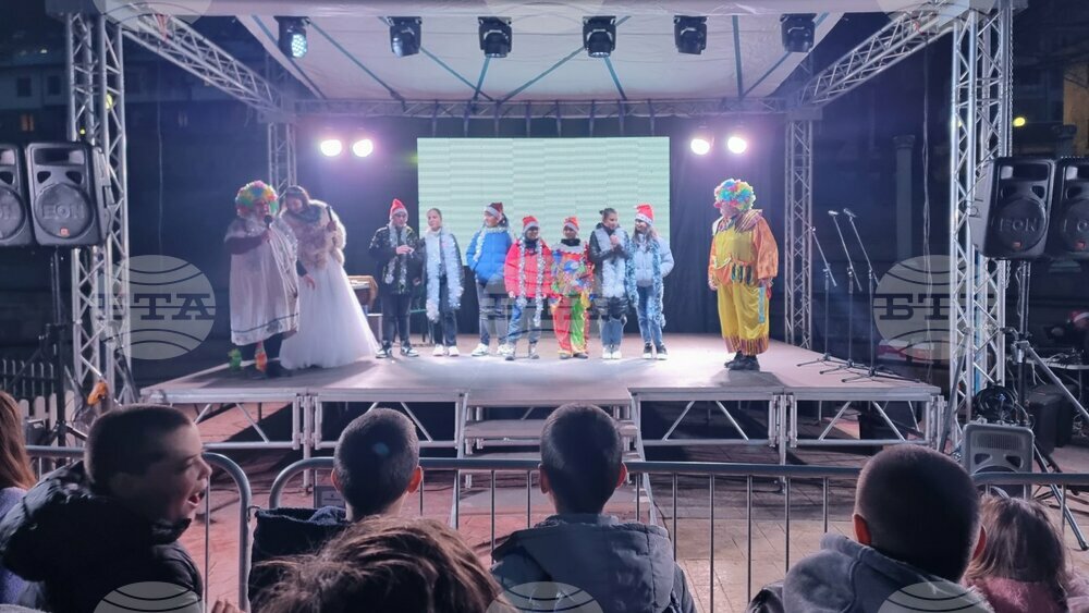 Децата на Смолян заедно с кмета Николай Мелемов запалиха светлините на коледната елха в града