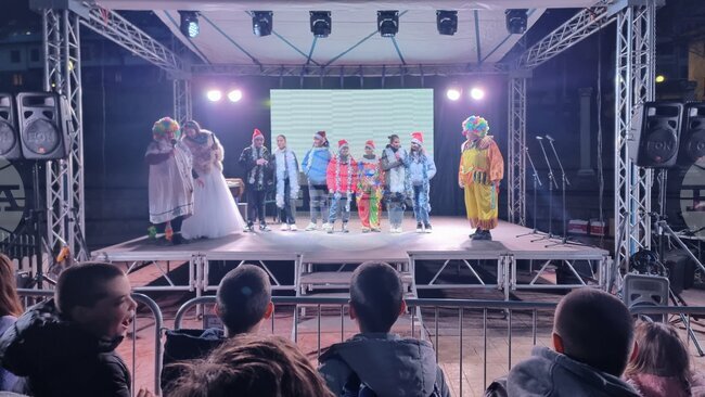 Децата на Смолян заедно с кмета Николай Мелемов запалиха светлините на коледната елха в града