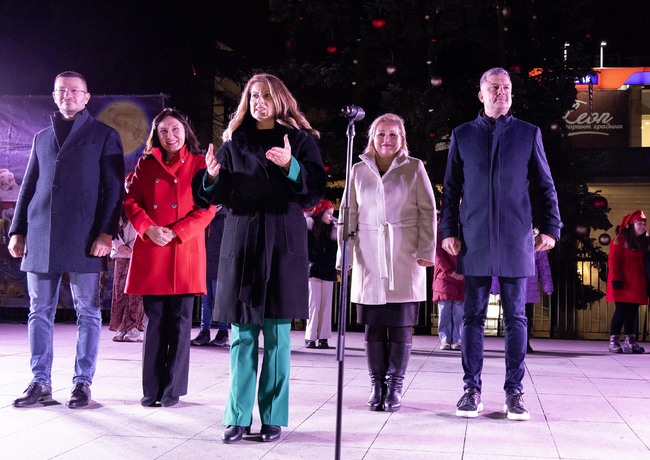 Стара Загора грейна в празнични светлини с традиционното запалване на коледната елха