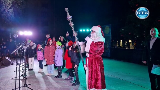 Дядо Коледа слезе от коледомобил в Стара Загора и запали празничните светлини в града