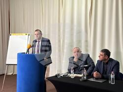 Снимка: Министерство на земеделието - Министърът на земеделието Явор Гечев откри национална среща на производители на плодове и зеленчуци в Пловдив. 