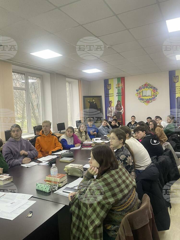 Учениците от училище „Българска светлица“ в Измаил получиха художествена литература за четене вкъщи