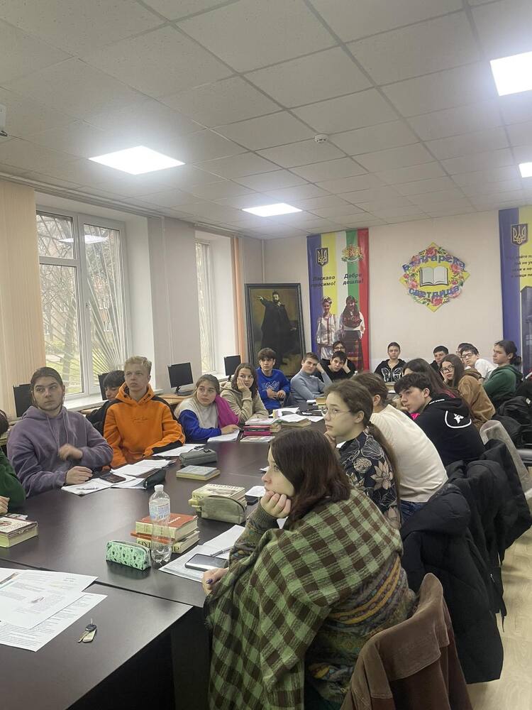 Учениците от училище „Българска светлица“ в Измаил получиха художествена литература за четене вкъщи