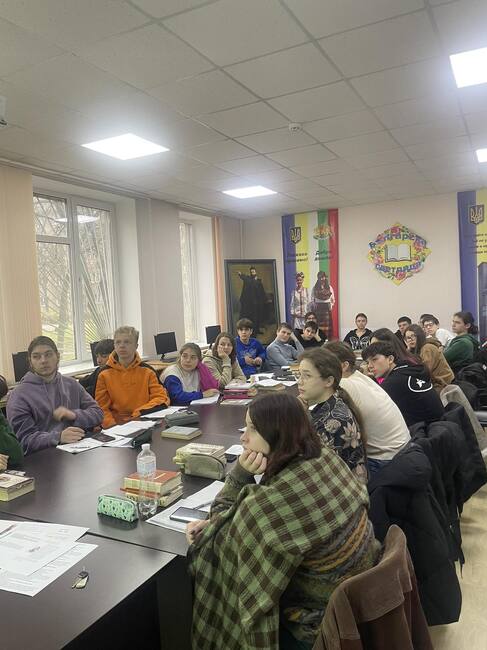 Учениците от училище „Българска светлица“ в Измаил получиха художествена литература за четене вкъщи 