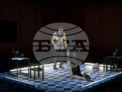  Яна Маринова и Петър Петров-Перо играят в постановката „Слънчева линия“ от Иван Вирипаев в „Червената къща“, снимка – екип